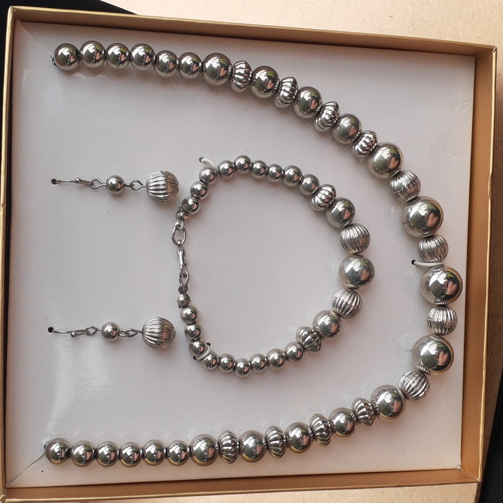 Silver colored Ball Necklace bracket and earring set comes with 3in extender